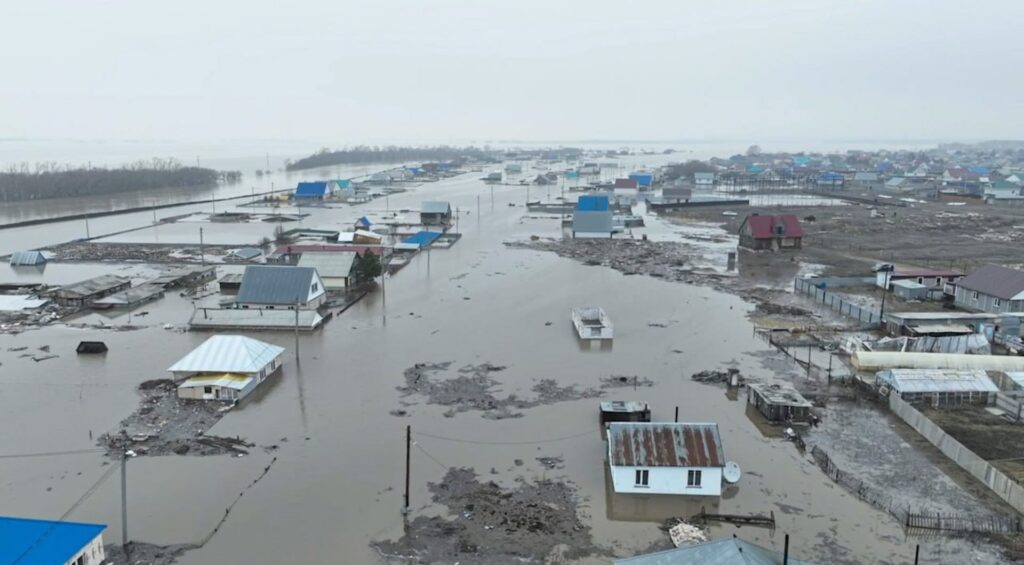 Затопленные водой улицы пригорода Петропавловска