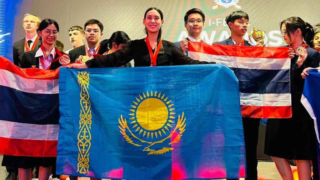 Школьница школы-гимназии №176 Адия Куттыгалиева с флагом Казахстана после победы