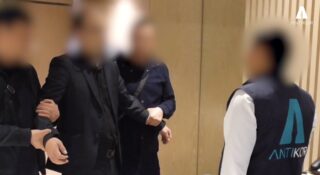 Антикор сообщил о задержании двух чиновников за большие взятки