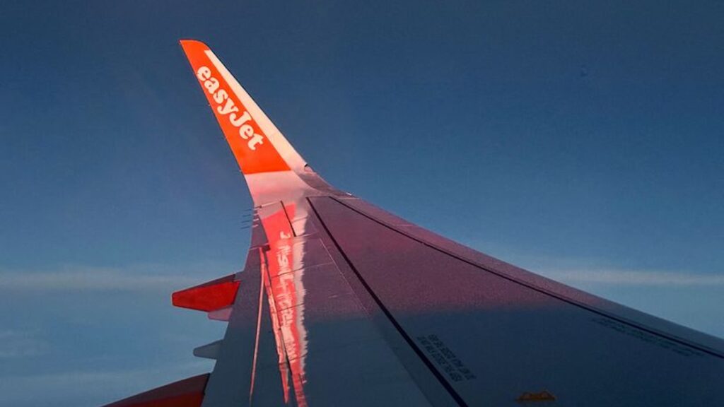 Общий вид крыла самолета авиакомпании EasyJet, выполняющего рейс из Лиссабона в Прагу, Чехия