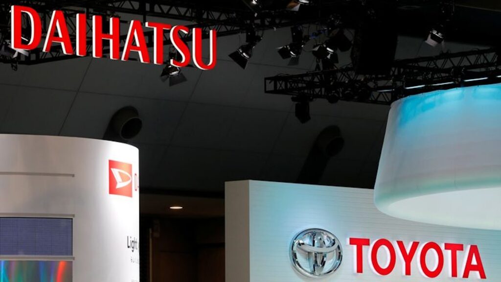 Логотипы компаний Daihatsu Motors и Toyota Motor на 45-м Токийском автосалоне в Токио, Япония