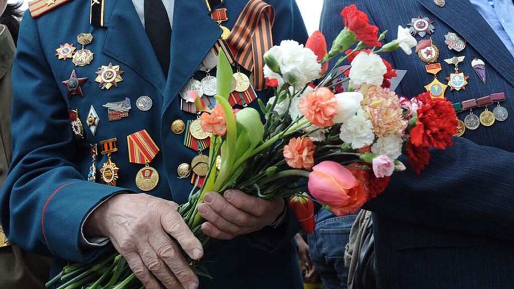 Цветы на руках у ветеранов ВОВ