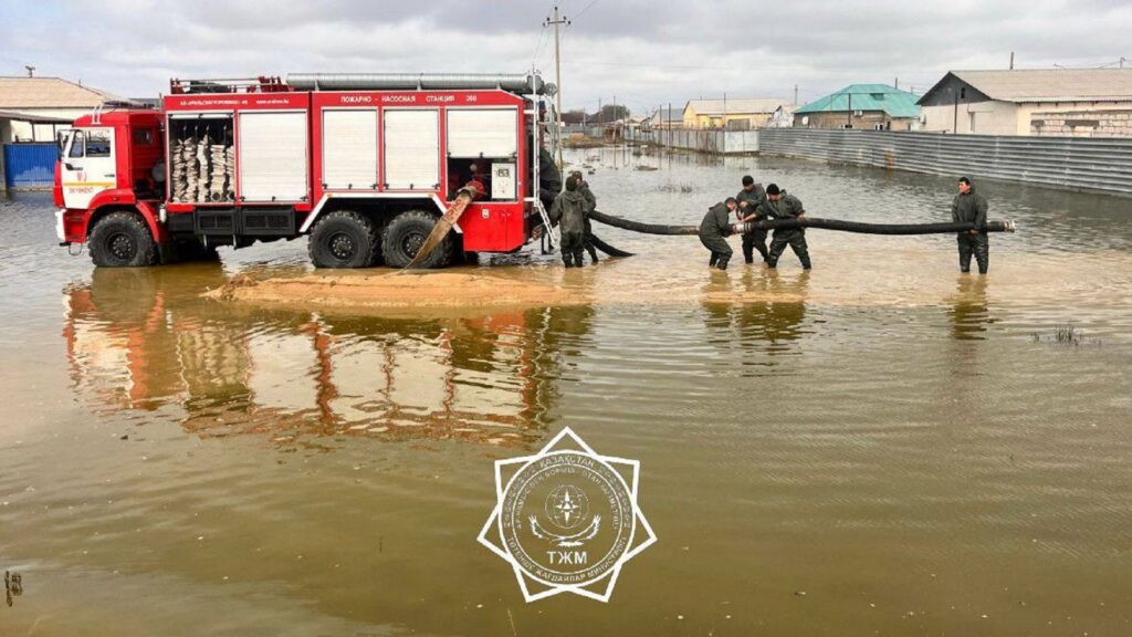 Спасатели откачивают воду с дороги