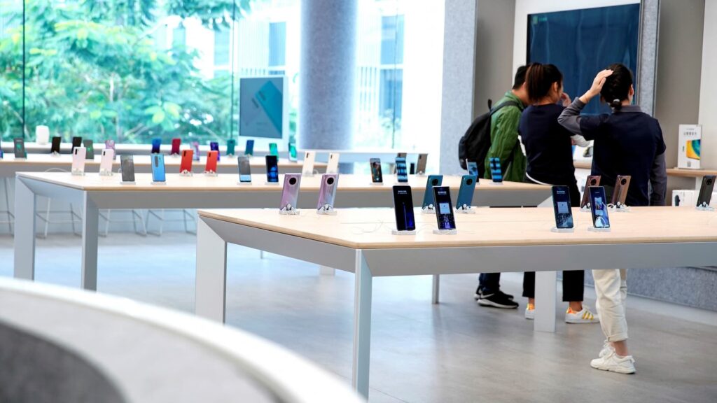 Смартфоны представлены в первом глобальном флагманском магазине компании Huawei в Шэньчжэне, провинция Гуандун, Китай