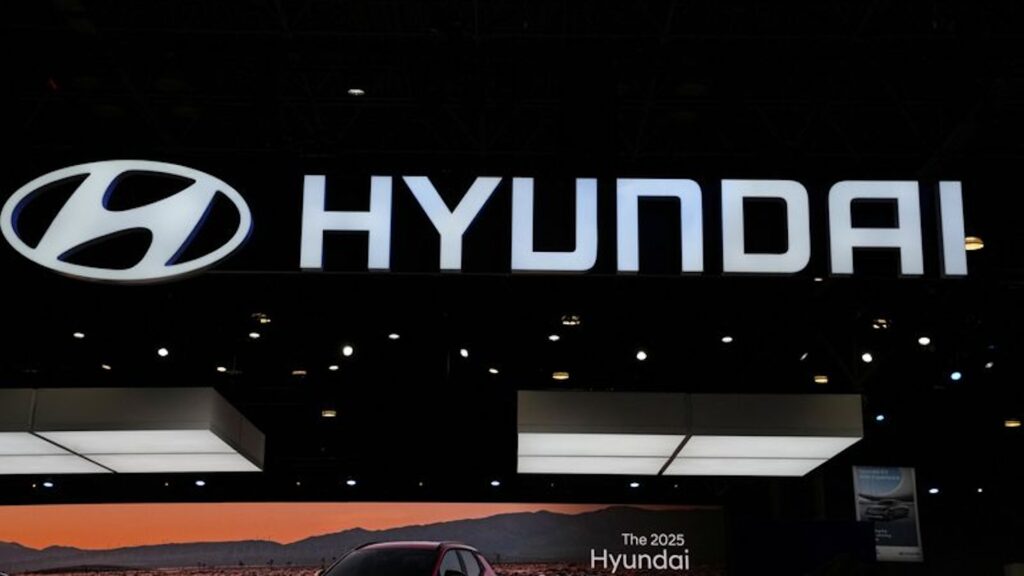 Логотип Hyundai на пресс-превью Нью-Йоркского международного автосалона в Манхэттене, Нью-Йорк, США.