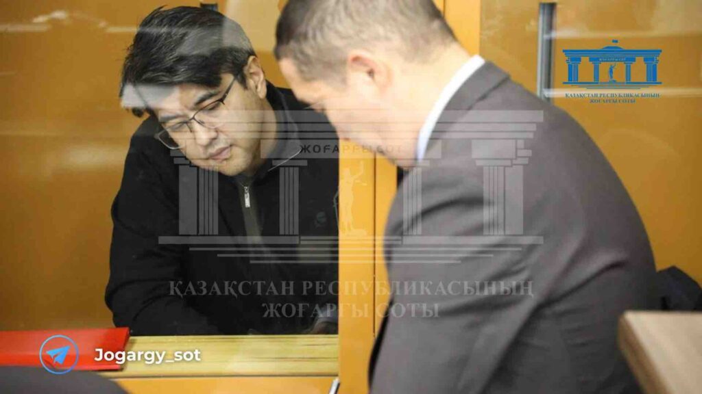 Куандык Бишимбаев говорит с адвокатом во время суда