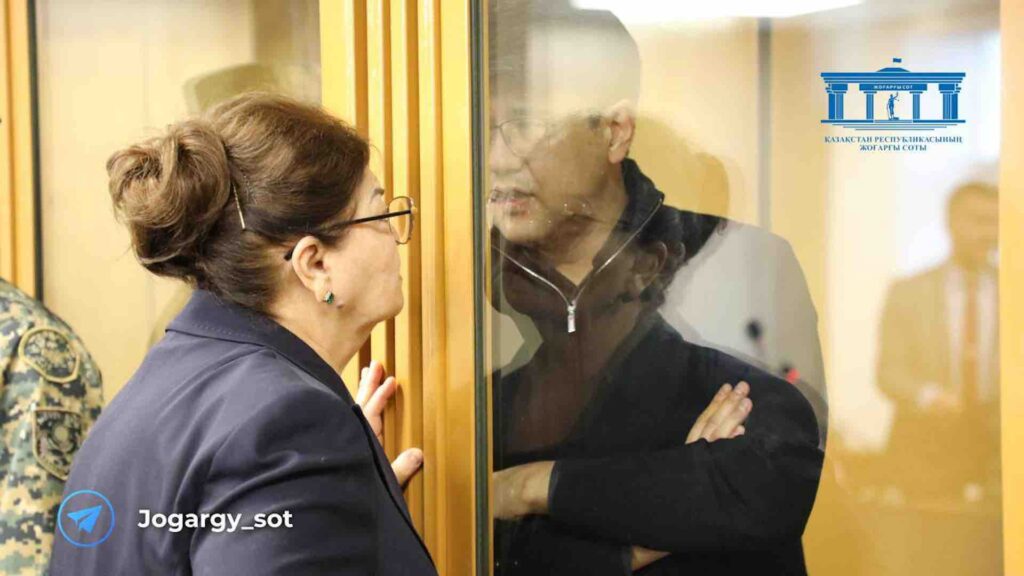 Куандык Бишимбаев говорит со своей матерью в зале суда через стекло