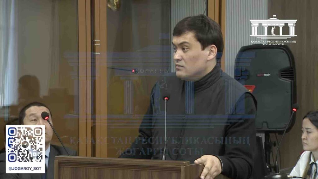 Свидетель Ерсултан Сарсенбаев говорит в микрофон в суде на допросе