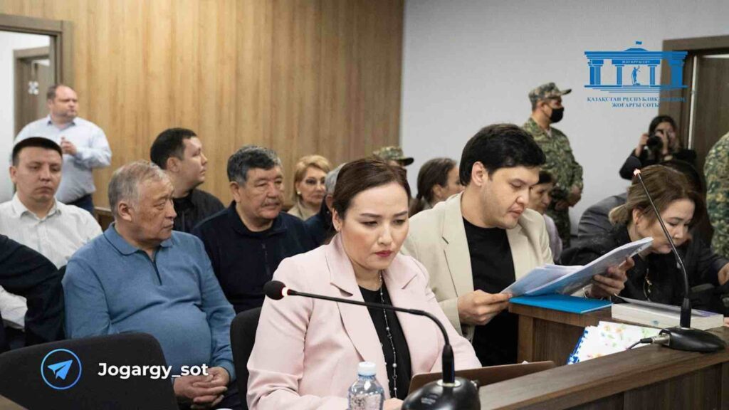 Айтбек Амангельды и адвокат Жанна Уразбахова сидят за столом в суде