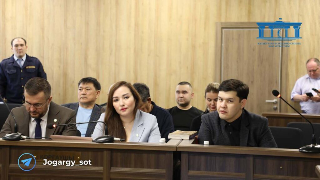 Айтбек Амангельды, Жанна Уразбахова и Игорь Вранчев в зале суда
