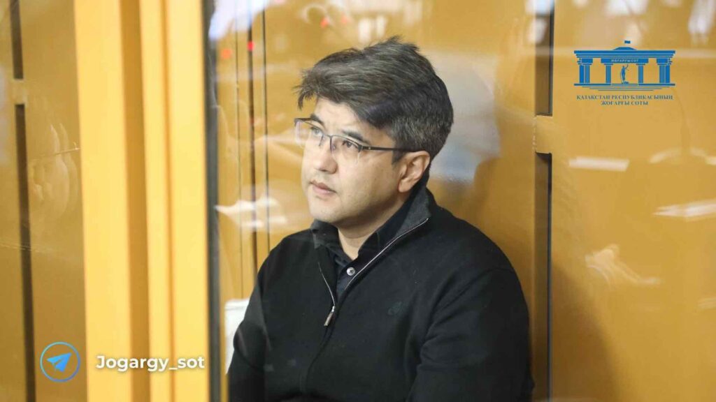 Куандык Бишимбаев сидит в очках на скамье подсудимых
