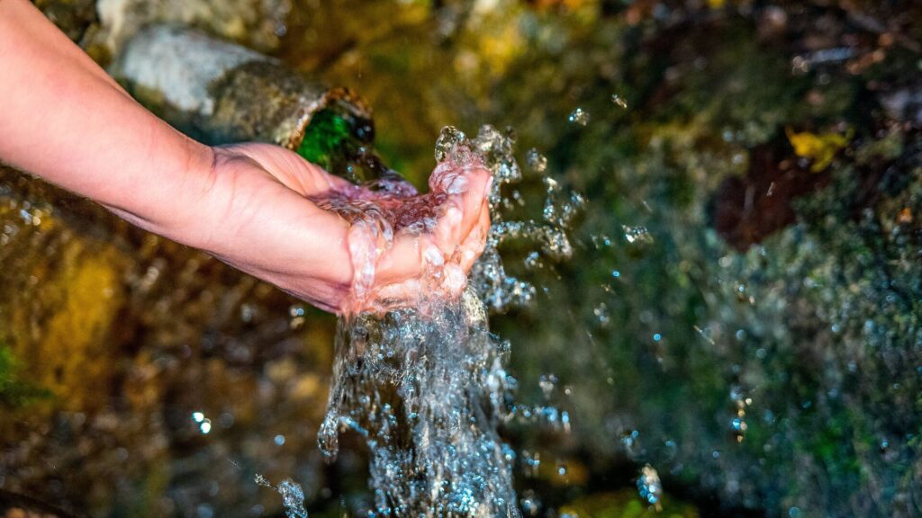 Рука в водном фонтане