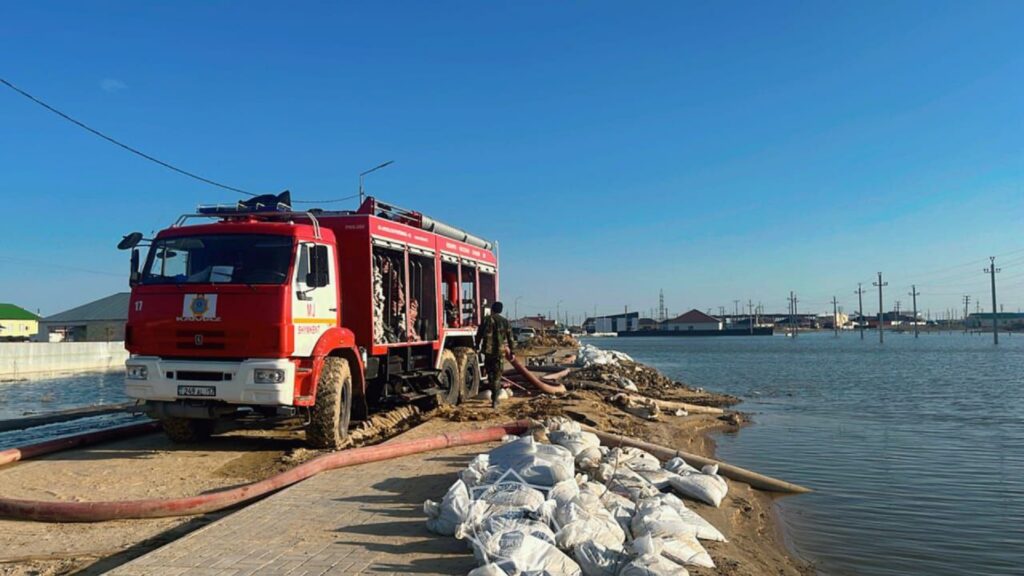 Откачка воды с помощью пожарной машины