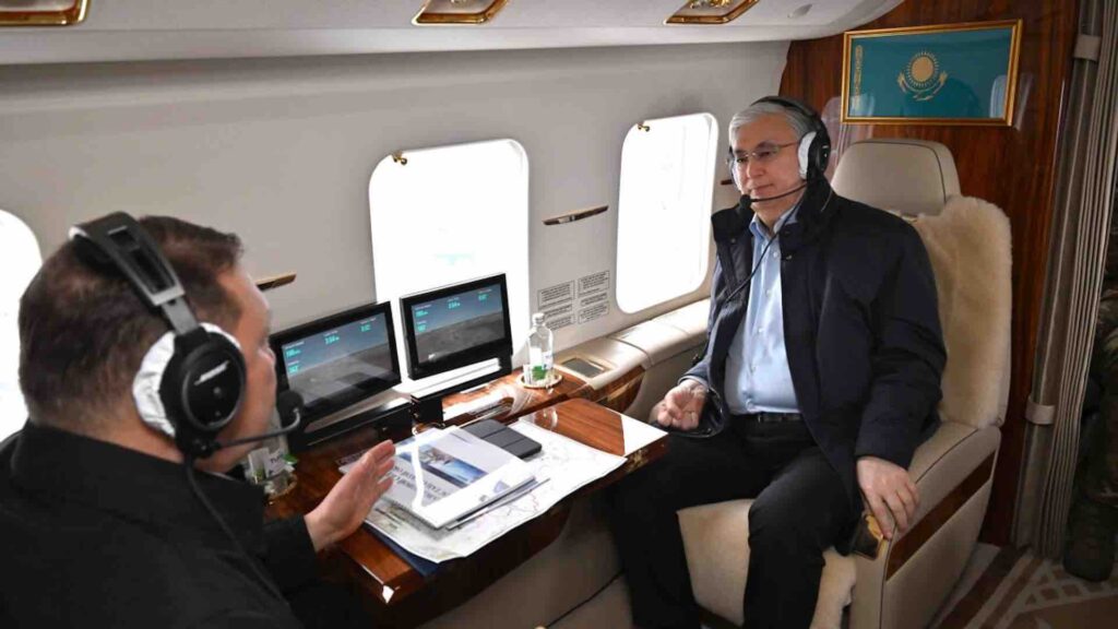 Касым-Жомарт Токаев говорит с чиновником на борту самолета