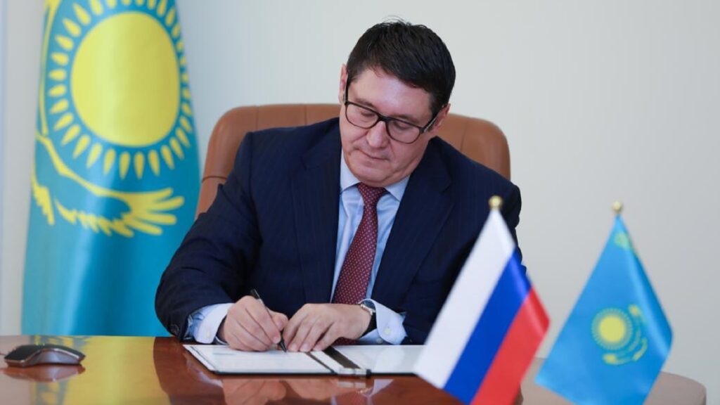 Министр энергетики РК Алмасадам Саткалиев подписывает документ