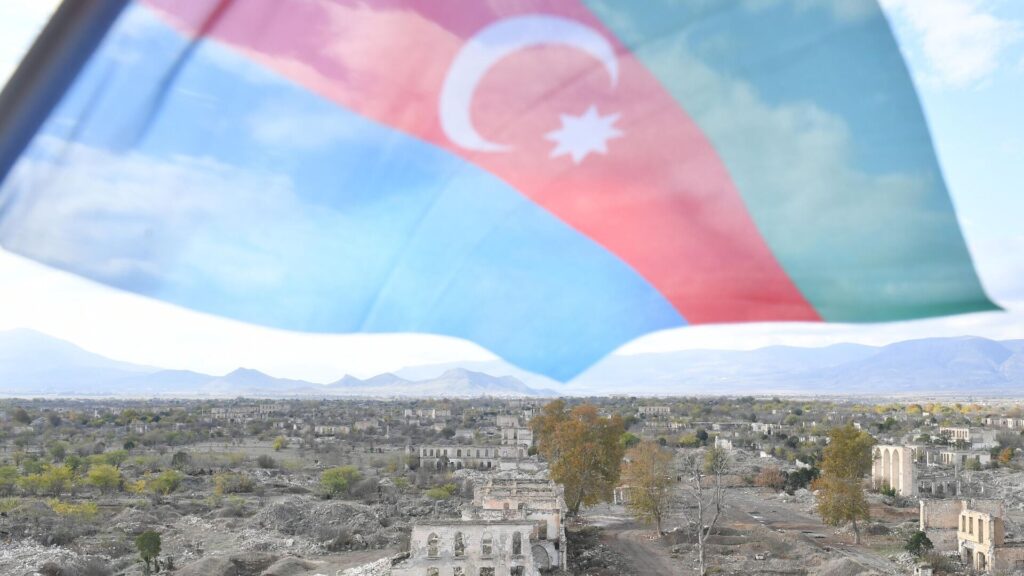 Флаг Казахстана на фоне города Баку