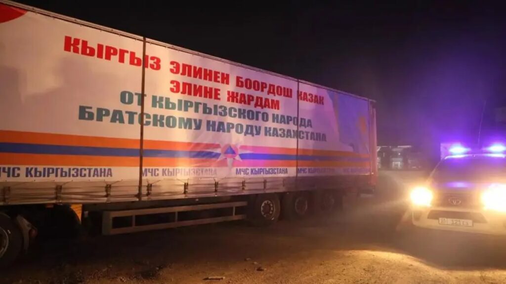 Грузовик со сторой партией гуманитарной помощи в Казахстан стоит ночью