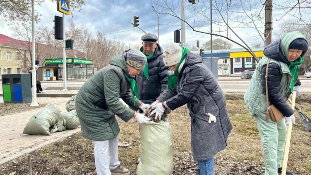 Люди на субботнике в Астане