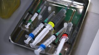 Медсестра в Шымкенте утилизировала использованные шприцы прямо на улице