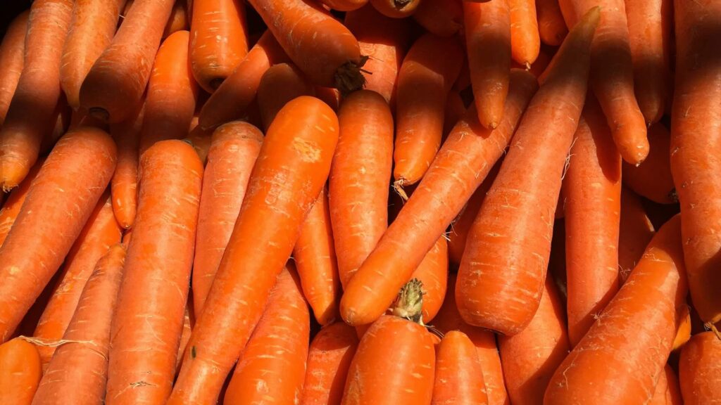 Мытая морковь на прилавке