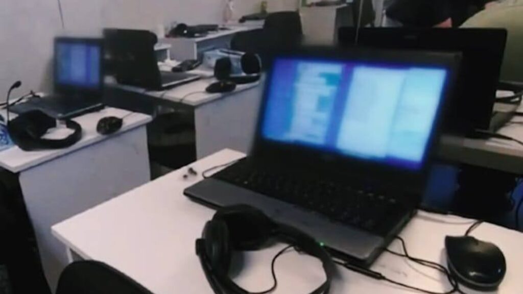 Ноутбук мошенников на Украине стоит на столе - он помогал звонить казахстанцам