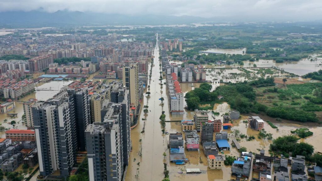 Вид на затопленный город в Китае