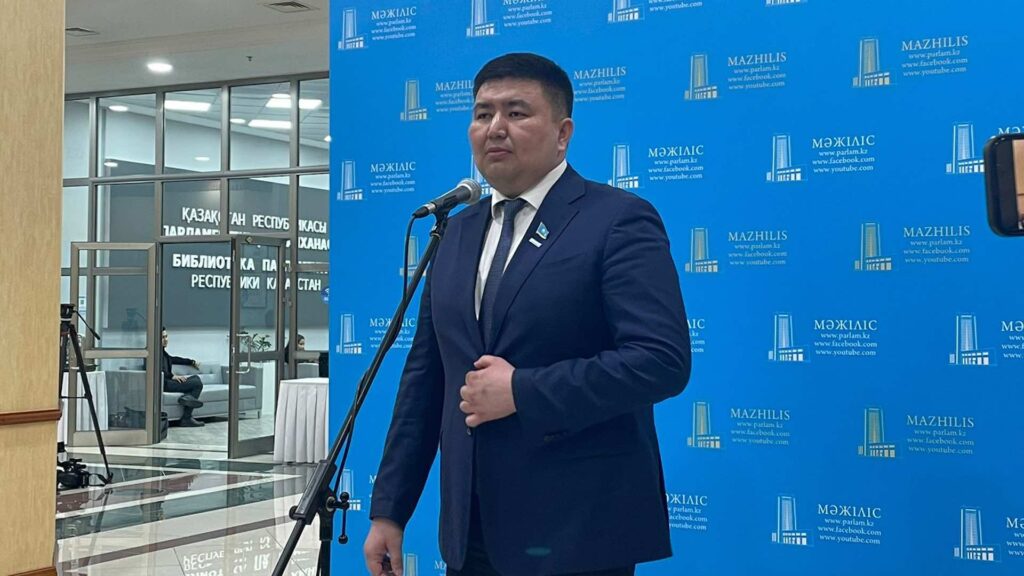 Депутат Елнур Бейсенбаев, который презентовал закон, отвечает на вопросы журналистов