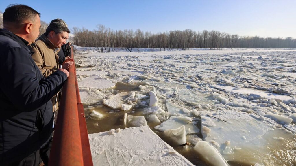 Олжасу Бектенову показывают обстановку на водохранилище в ВКО