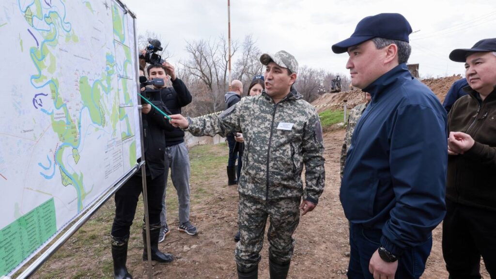 Олжас Бектенов осматривает карту в ЗКО