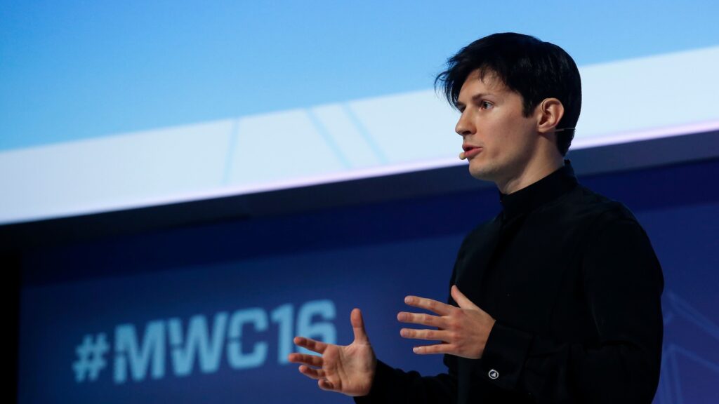 Павел Дуров говорит со сцены