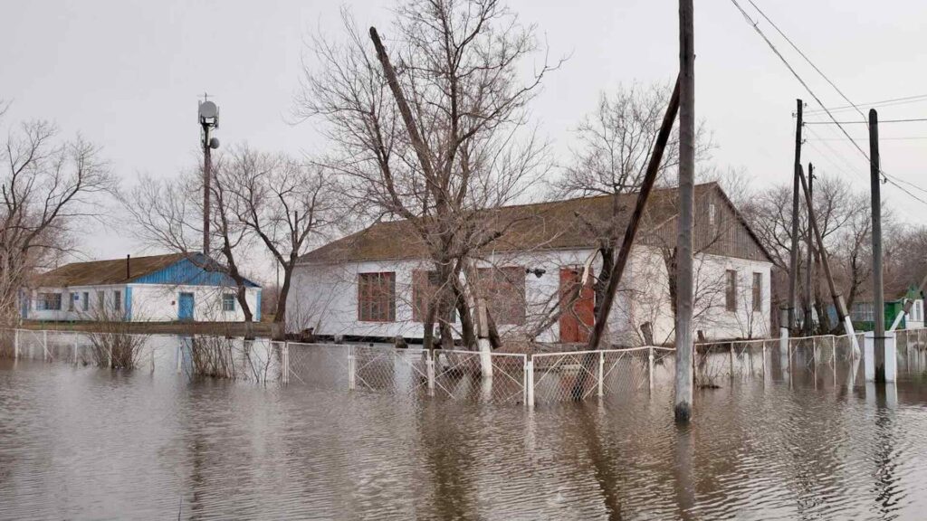 Затопленные дома после паводков в Казахстане