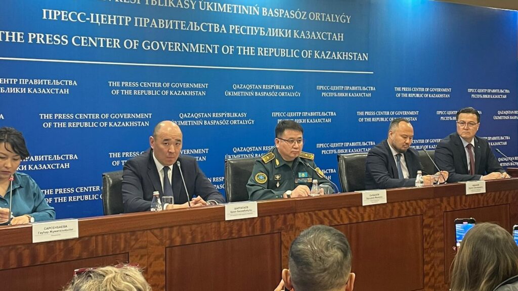 Министр строительства Канат Шарлапаев (второй слева) отвечает на вопросы журналистов после заседания кабинета министров