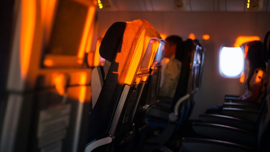 Солнце освещает салон пассажирского самолета