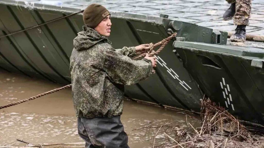 Военный устанавливает понтонный мост