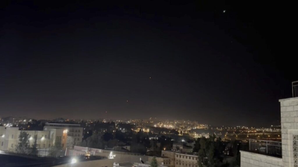 Работа системы ПВО в небе над Иерусалимом в ночь 14 апреля 2024