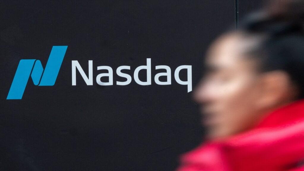 Логотип Nasdaq на площадке рынка Nasdaq на Таймс-сквер в Нью-Йорке, США,