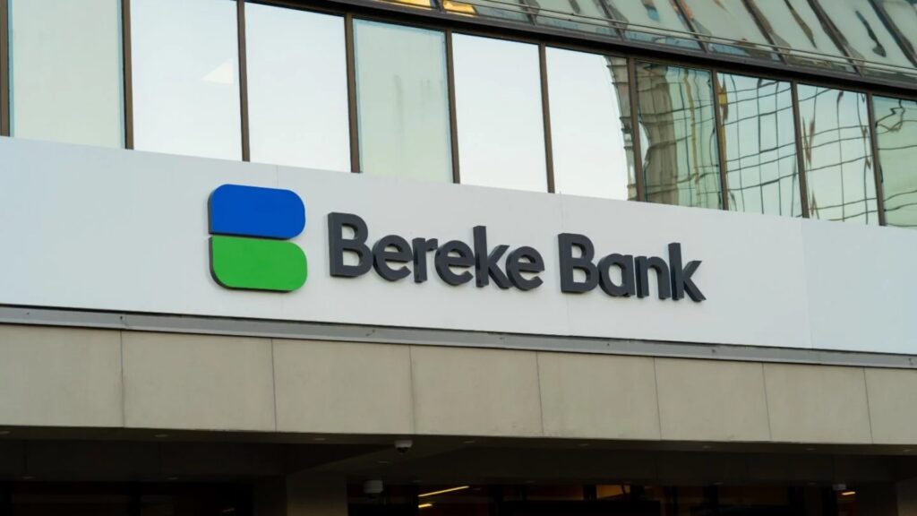 Логотип Bereke Bank у хода в отделение банка