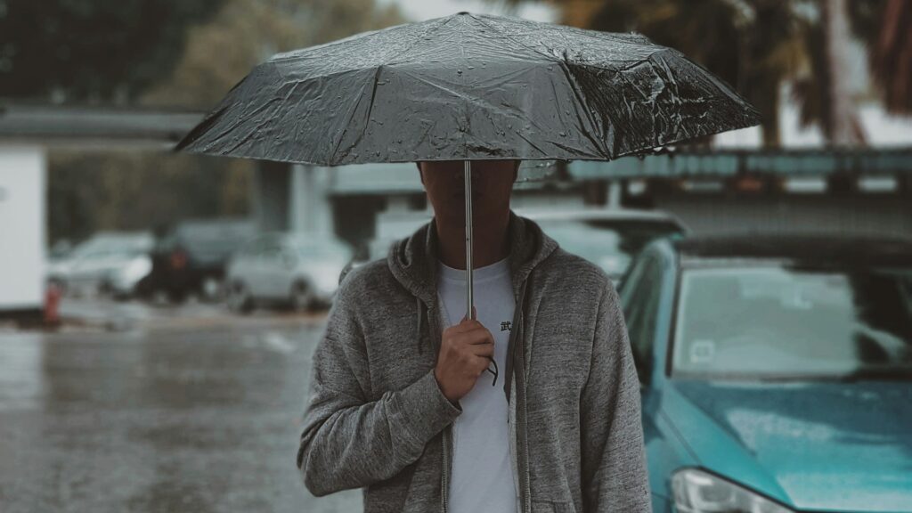 Молодой человек под зонтом