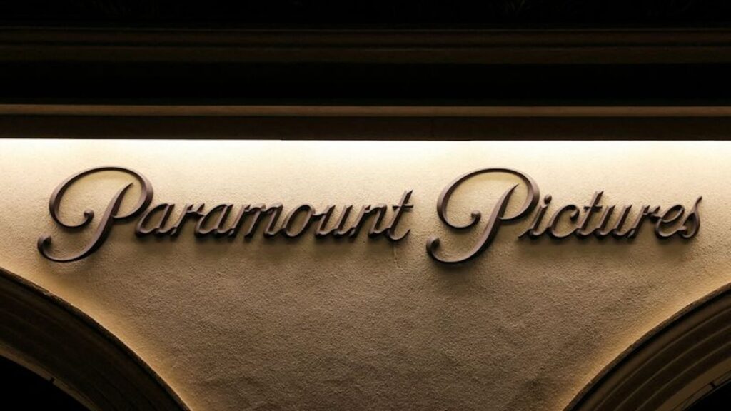 Логотип студии Paramount Pictures на фото после того, как Гильдия писателей Америки (WGA) заявила о достижении предварительного трудового соглашения с крупнейшими студиями в Лос-Анджелесе, Калифорния, США.