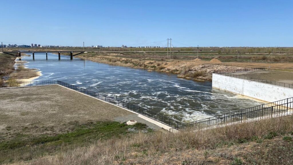 Сброс воды из водохранилища