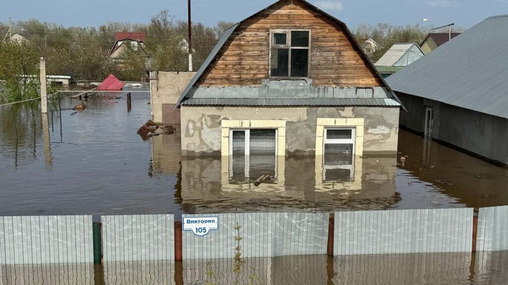 Затопленный дом близ Уральска