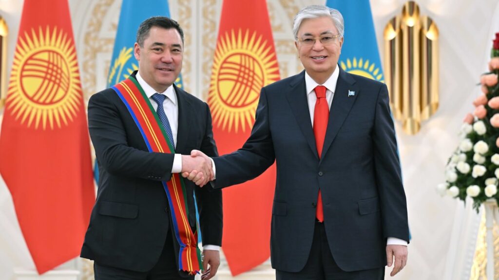 Токаев и президент Кыргызстана Садыр Жапаров с орденом «Достық» I степени на груди