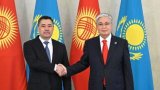 Токаев поблагодарил Жапарова и народ Кыргызстана за братскую гумпомощь