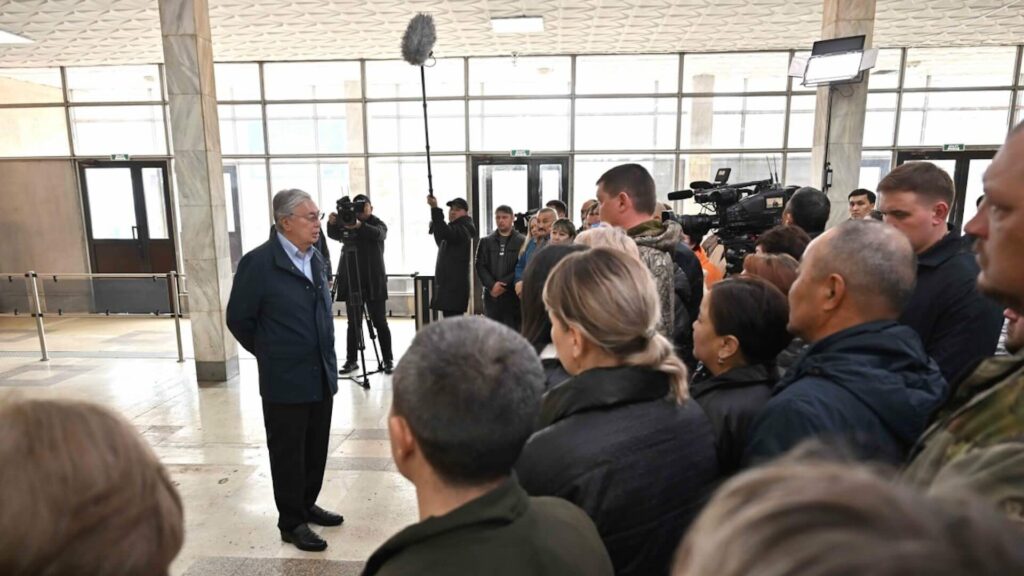 Президент Казахстана Токаев разговаривает с людьми, которых эвакуировали из зон наводнений 