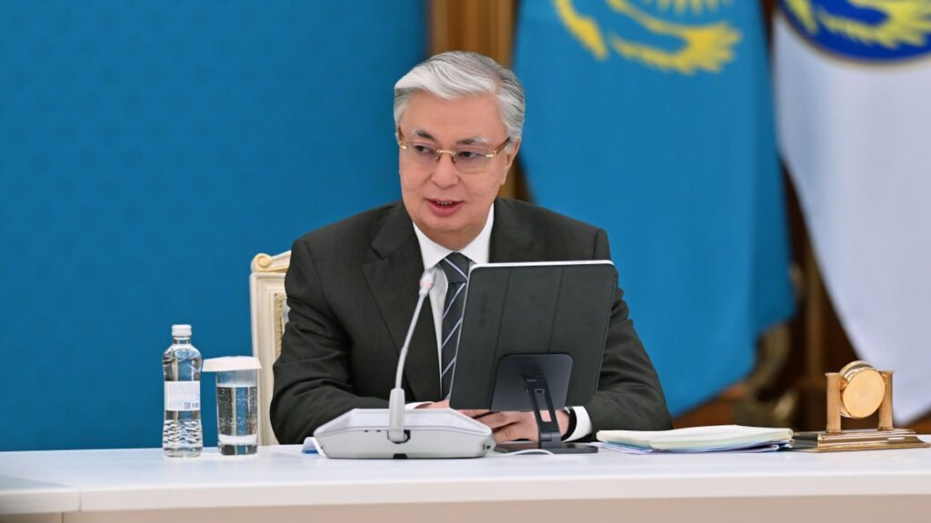 Токаев сидит за столом во время выступления на Ассамблеи народов Казахстана