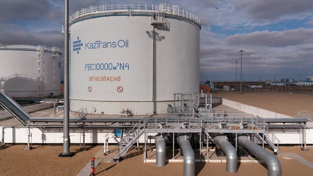 Цистерна с нефтью Казтрансойл в Казахстане