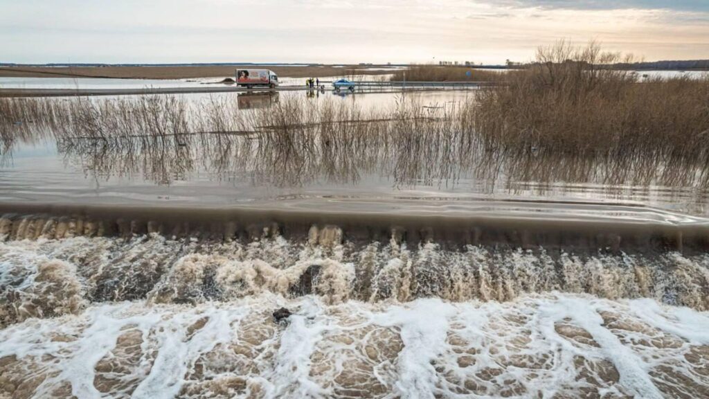 Вода затопила дорогу