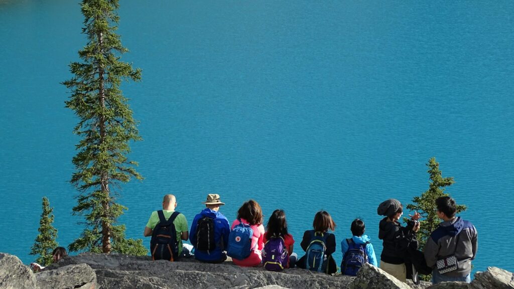 Туристы сидят на берегу озера