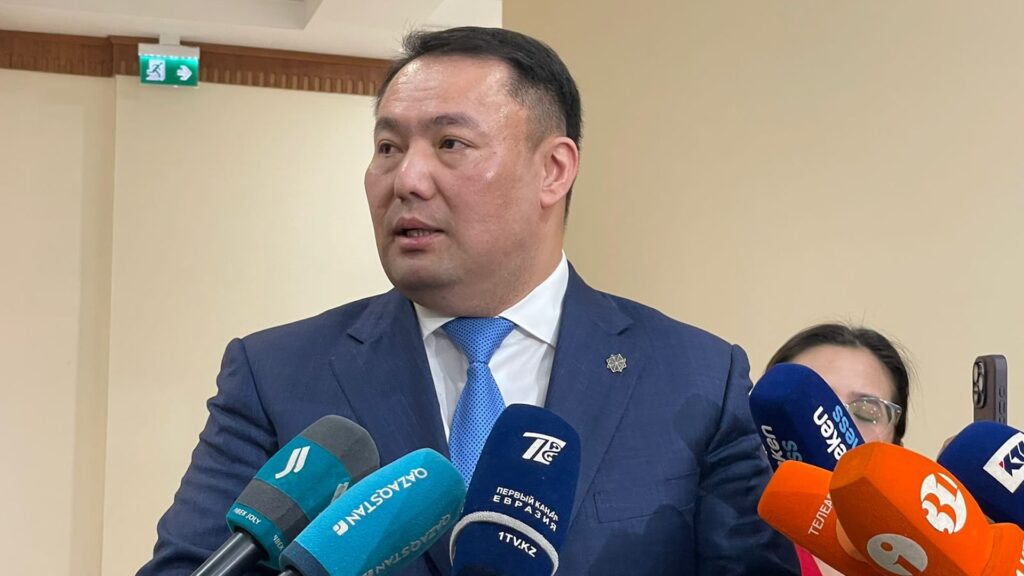 Заместитель председателя Агентства Казахстана по финансовому мониторингу Женис Елемесов в кулуарах Мажилиса отвечает на вопросы журналистов