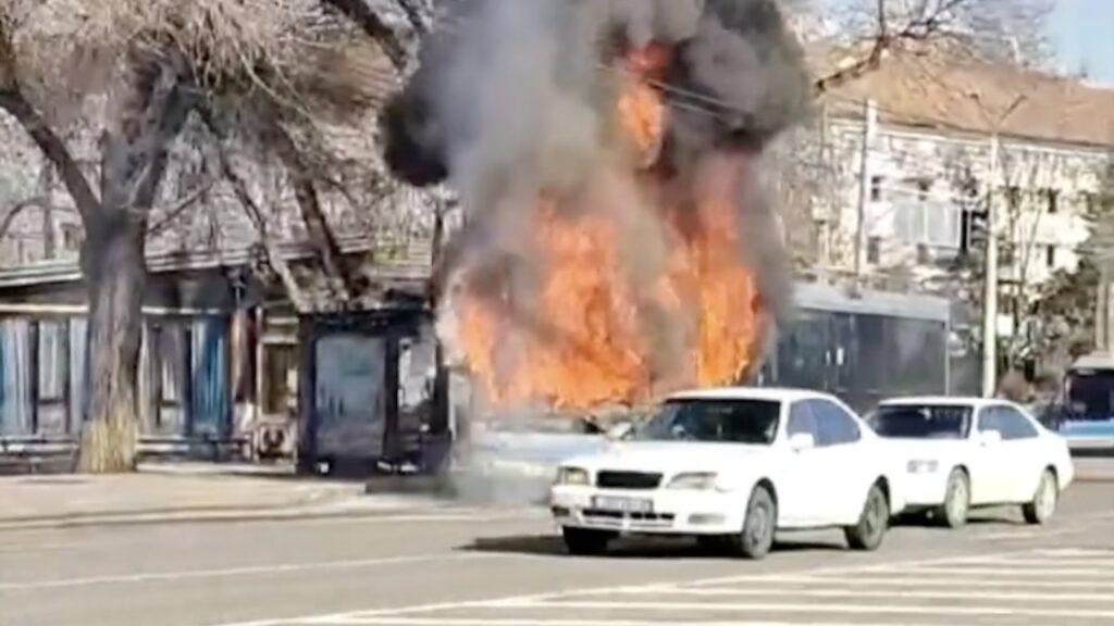 Троллейбус горит в Алматы 2 апреля 2024 года
